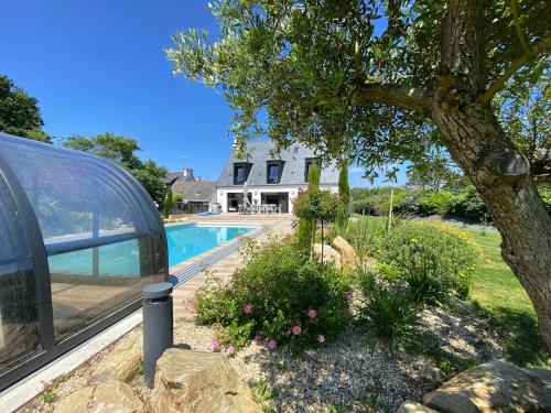 Superbe Villa tout confort avec piscine chauffée er couverte et spa à 2 pas de la plage - Location, gîte - Fouesnant