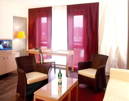 Hotel Schepers - Tap to explore photos