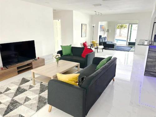 Miami-4-NW-Unique house with lake view and pool in Pembroke Pines