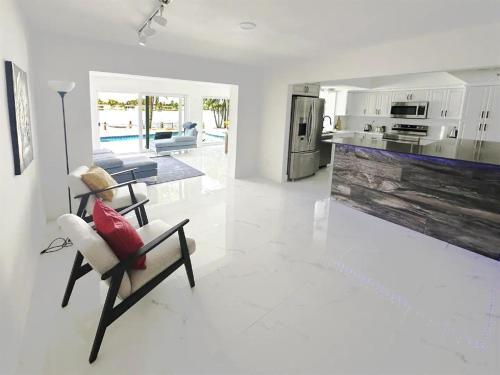 Miami-4-NW-Unique house with lake view and pool in Pembroke Pines
