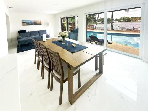 Miami-4-NW-Unique house with lake view and pool in Pembroke Pines