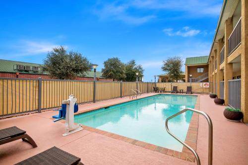 Best Western Cedar Inn - image 14
