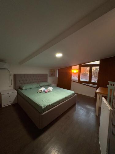 1 double bed, 2 twin beds