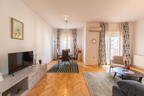 Flexible SelfCheckIns 47 - Zagreb - Two Loggia - New - 3 Bedrooms - 2 WC – khách sạn tại Stenjevec