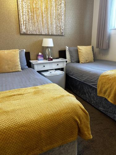 Twin Room with Private Bathroom image 4