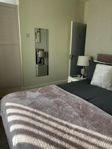 Deluxe King Room image 3