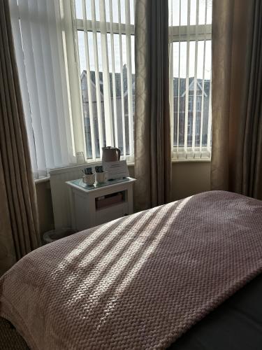 Deluxe King Room image 2
