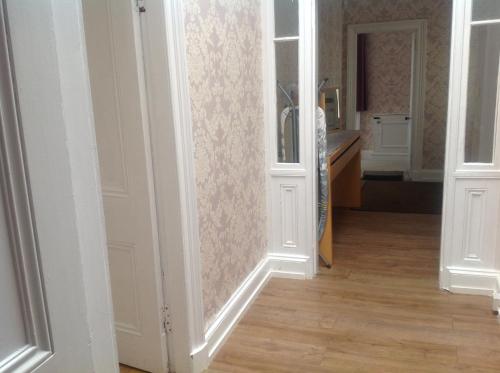 Busby Apartments - image 3