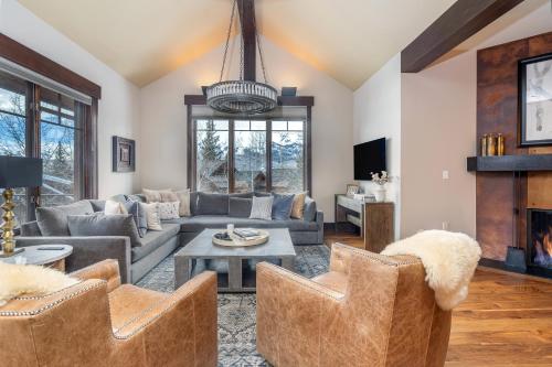. Elkstone Retreat by Exceptional Stays