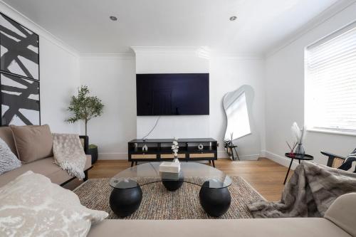 The Romford Oasis - Spacious 4 bedroom escape