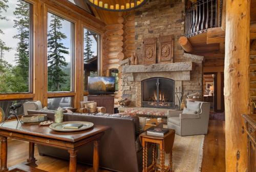 Hilltop Hideaway by Exceptional Stays thumb 2