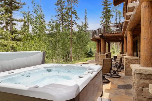 Hilltop Hideaway by Exceptional Stays thumb 3