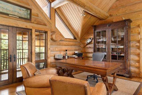 Hilltop Hideaway by Exceptional Stays thumb 4