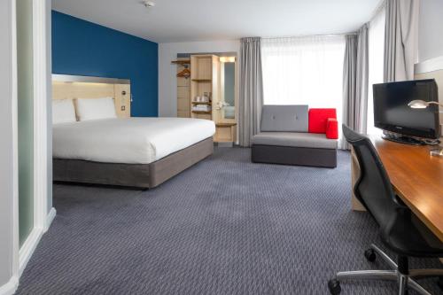 Holiday Inn Express Swindon City Centre an IHG Hotel - image 13