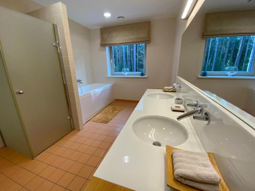 Kakumäe Raba Villa - puhkemaja basseiniga Tallinnas Kakumäe Raba Villa - puhkemaja basseiniga Tallinnas