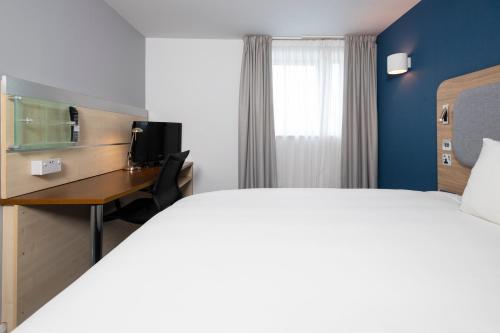 Holiday Inn Express Swindon City Centre an IHG Hotel - image 3