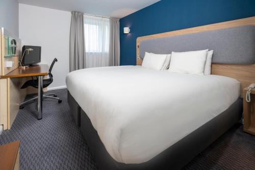 Holiday Inn Express Swindon City Centre an IHG Hotel - image 8