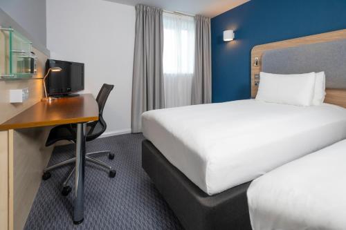 Holiday Inn Express Swindon City Centre an IHG Hotel - image 9