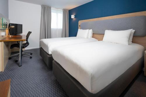 Holiday Inn Express Swindon City Centre an IHG Hotel - image 10