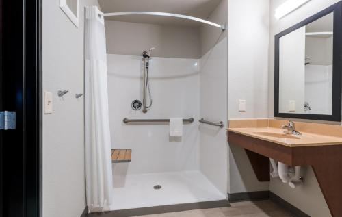 Queen Room - Hearing & Mobility Accessible - Roll In Shower