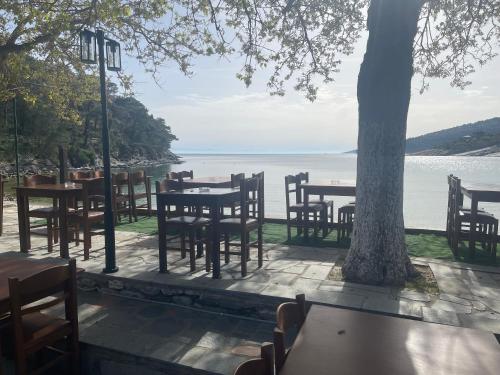 Ресторант, Beautiful Alice Luxury Suites in Thimonia