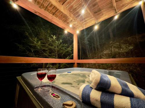 Cove Creek Overlook - Secluded Mountain Retreat with Stunning Views – khách sạn tại Ngoại ô Pigeon Forge