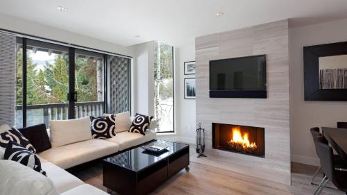 Gables 25 | Best Townhome Location! Walk Everywhere in 5 mins in Whistler, Canada