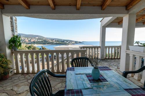 2 bedrooms, 4 beds
