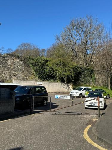 Royal Mile Escape-Free Parking in Royal Mile