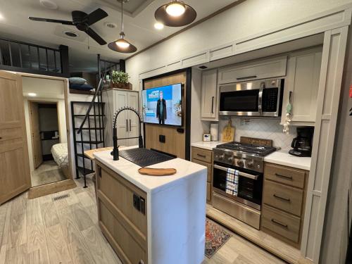 Spacious Four room glamping Rv with Tiki bar including golf cart