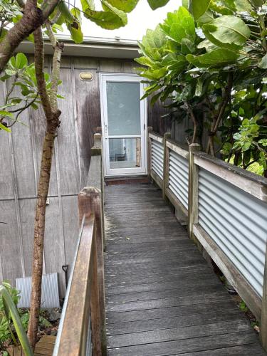 Studio 51 - just 30 seconds to the beach in Waikanae