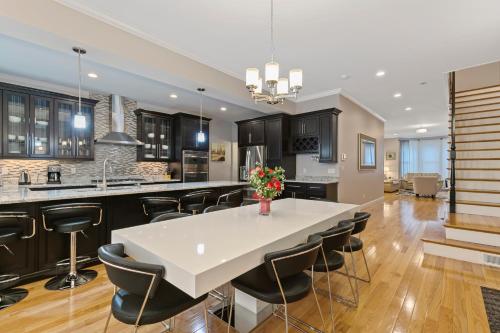 UltraLuxe Apt in Boston Brownstone 1, Brookline