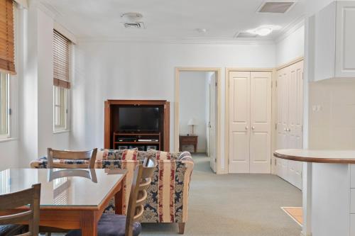 One-Bedroom Apartment image 4