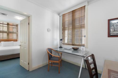 One-Bedroom Apartment image 5