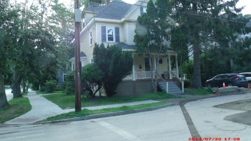 Beautiful 1 Bedroom Apt in a House Beautiful 1 Bedroom Apt in a House