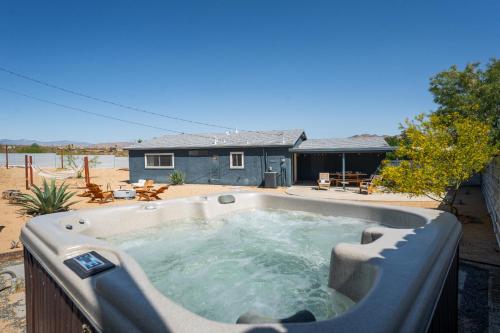 Cozy Desert Oasis Mins to Park, Hot Tub, Fire Pit