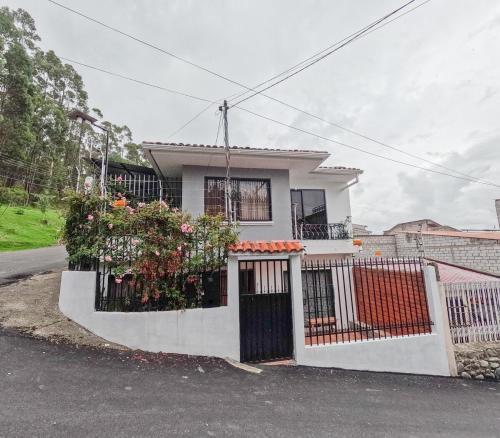 Casa amplia frente a un parque, se aceptan mascotas