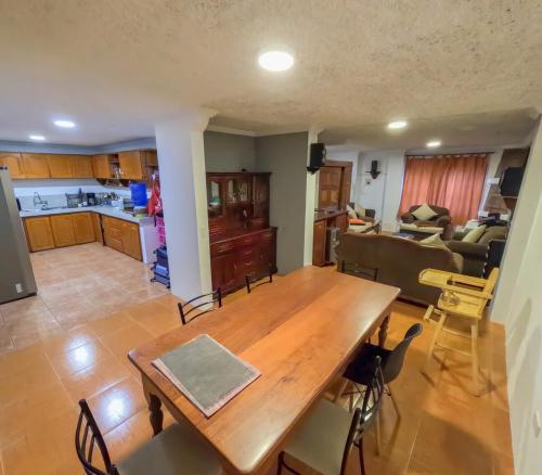 Casa amplia frente a un parque, se aceptan mascotas