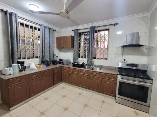 Konyha, Stylish House with Generator - Tema Community 25 in Dawhenya