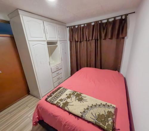 Casa amplia frente a un parque, se aceptan mascotas