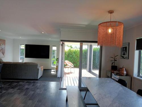 Ōwhata Oasis in Rotorua 5brm with Spa & Pizza Oven (Owhata Oasis in Rotorua 5brm with Spa & Pizza Oven) in Lynmore