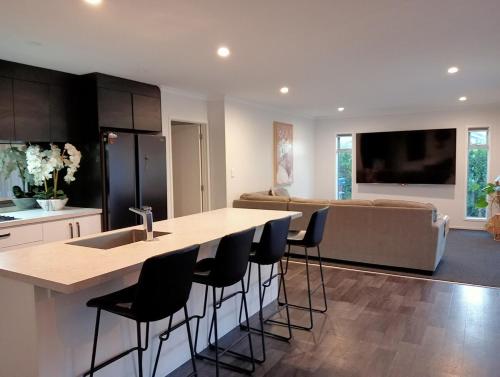 Ōwhata Oasis in Rotorua 5brm with Spa & Pizza Oven (Owhata Oasis in Rotorua 5brm with Spa & Pizza Oven) in Lynmore