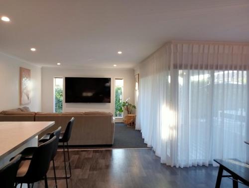 Ōwhata Oasis in Rotorua 5brm with Spa & Pizza Oven (Owhata Oasis in Rotorua 5brm with Spa & Pizza Oven) in Lynmore
