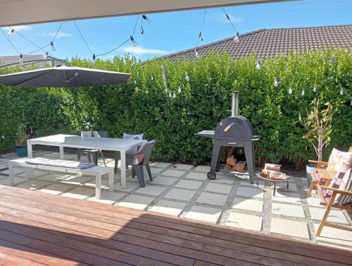 Ōwhata Oasis in Rotorua 5brm with Spa & Pizza Oven (Owhata Oasis in Rotorua 5brm with Spa & Pizza Oven) in Lynmore
