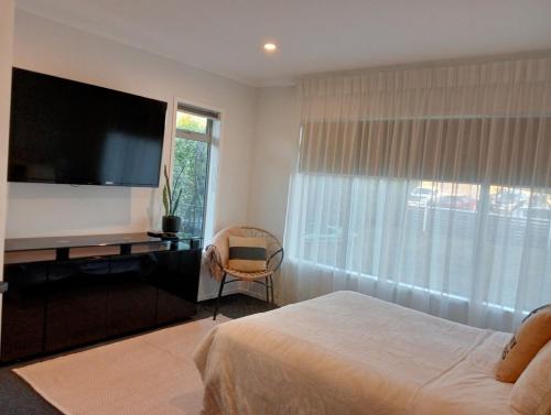 Ōwhata Oasis in Rotorua 5brm with Spa & Pizza Oven (Owhata Oasis in Rotorua 5brm with Spa & Pizza Oven) in Lynmore