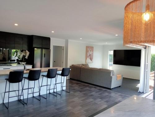 Ōwhata Oasis in Rotorua 5brm with Spa & Pizza Oven (Owhata Oasis in Rotorua 5brm with Spa & Pizza Oven) in Lynmore