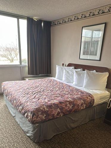 Napoleon Inn and Suites in 拿破崙