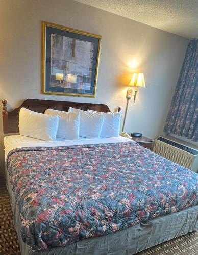 Napoleon Inn and Suites in 拿破崙