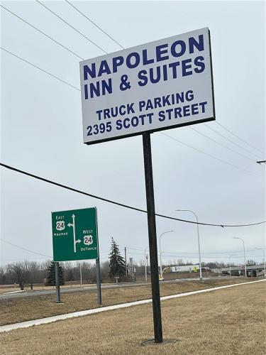 Napoleon Inn and Suites in 拿破崙