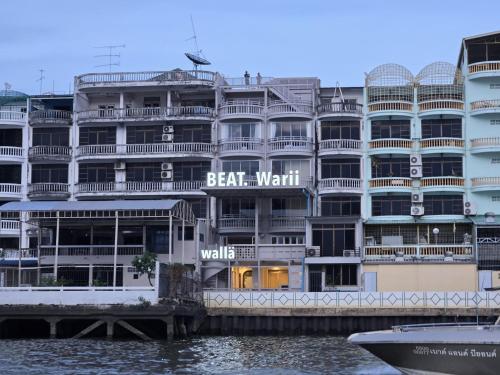 ห้องอาหาร, บีท วารี โฮสเทล แอท เจ้าพระยา ริเวอร์ (BEAT. Warii Hostel @ Chaophraya River) near โรงเรียนนานาชาติโชรส์เบอรี่